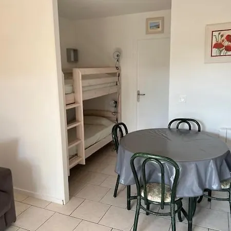 4 Personnes Face A La Lägenhet