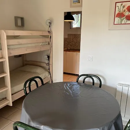 4 Personnes Face A La Lägenhet *