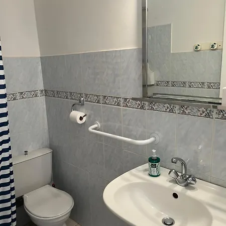 4 Personnes Face A La Lägenhet *