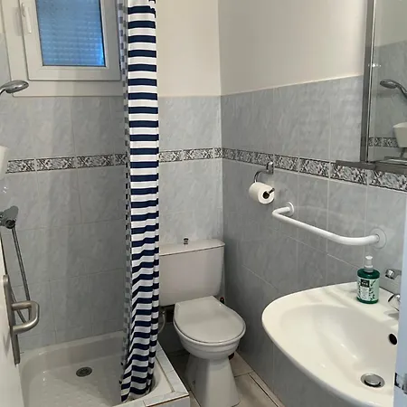 4 Personnes Face A La Lägenhet